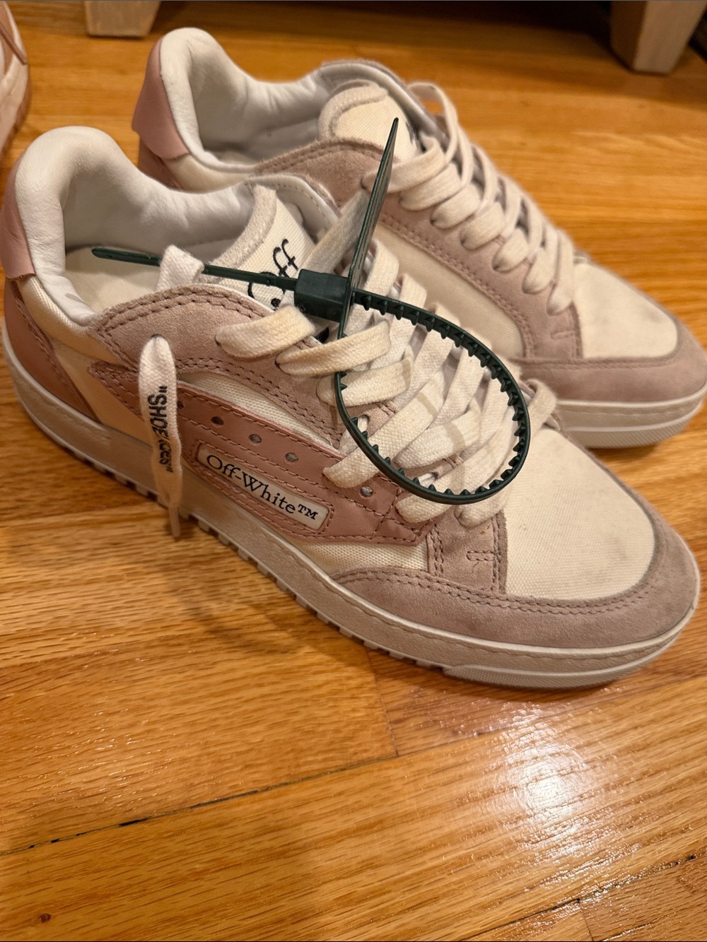 Off-White Two-Tone Low-Top Sneakers in Pink and Cream